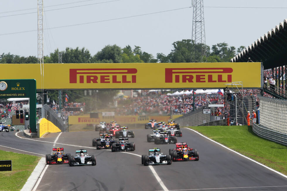 Foto zur News: Weil Überholen auf dem Hungaroring schwierig ist, kommt dem Start doppelte Bedeutung zu. Hamilton fährt besser weg als Rosberg, aber den meisten Schwung auf den ersten Metern hat Sebastian Vettel von Platz fünf. Der Ferrari-Fahrer findet zwischen Rosberg und Daniel Ricciardo nur keine Lücke.