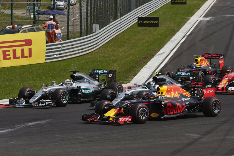 Foto zur News: Ricciardo wiederum ist auf den ersten Metern schneller als die beiden Silberpfeile und in der ersten Kurve drauf und dran, sogar in Führung zu gehen. Zumindest Polesetter Rosberg schnappt er sich, ...
