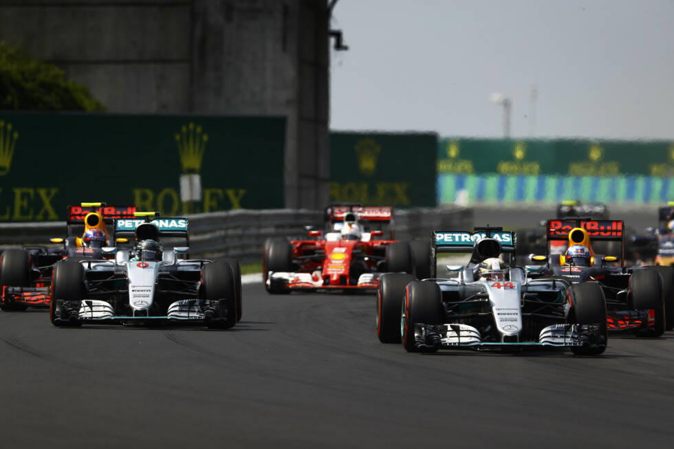 Foto zur News: ... aber dessen Konter folgt sogleich: Schon in Kurve zwei geht Rosberg außen am Red Bull vorbei. Für Mercedes ganz wichtig: Mit der Doppelführung kann das Rennen nun kontrolliert werden, ...