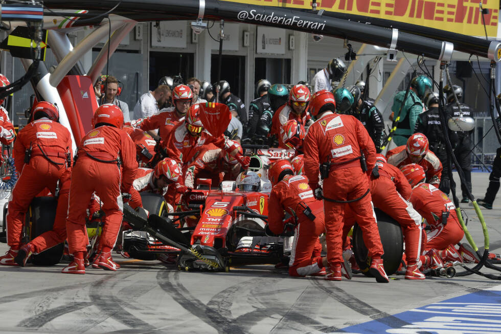 Foto zur News: Ferrari glänzt 2016 in strategischen Fragen nicht oft, in Ungarn aber schon: Während Kimi Räikkönen, von P14 kommend, durch seinen langen ersten Stint auf den härteren Reifen sieben Positionen gewinnt, geht Vettels &quot;Undercut&quot; auf: Red Bull rettet Ricciardo und reagiert mit dem Australier zuerst, opfert dafür aber Verstappen...