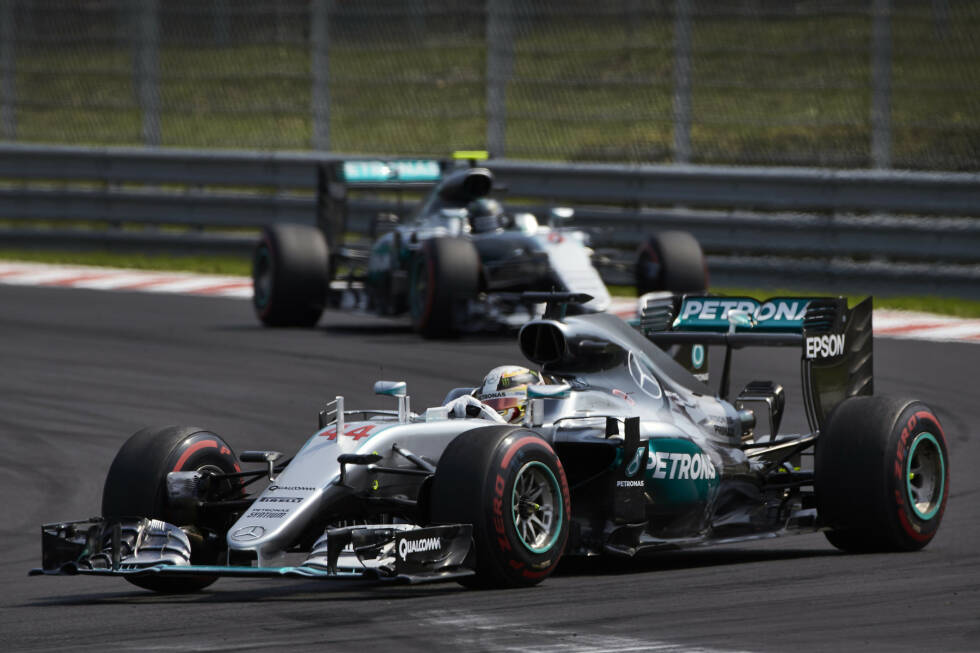 Foto zur News: An der Spitze verkürzt Ricciardo seinen Rückstand zwischen 18. und 31. Runde von 10,1 auf 4,6 Sekunden. Damit Rosberg Gefahr läuft, beim Boxenstopp Positionen zu verlieren, vermuten Verschwörungstheoretiker. Der Kommandostand greift ein und droht Hamilton: Wenn du nicht schneller fährst, darf Rosberg zuerst stoppen!