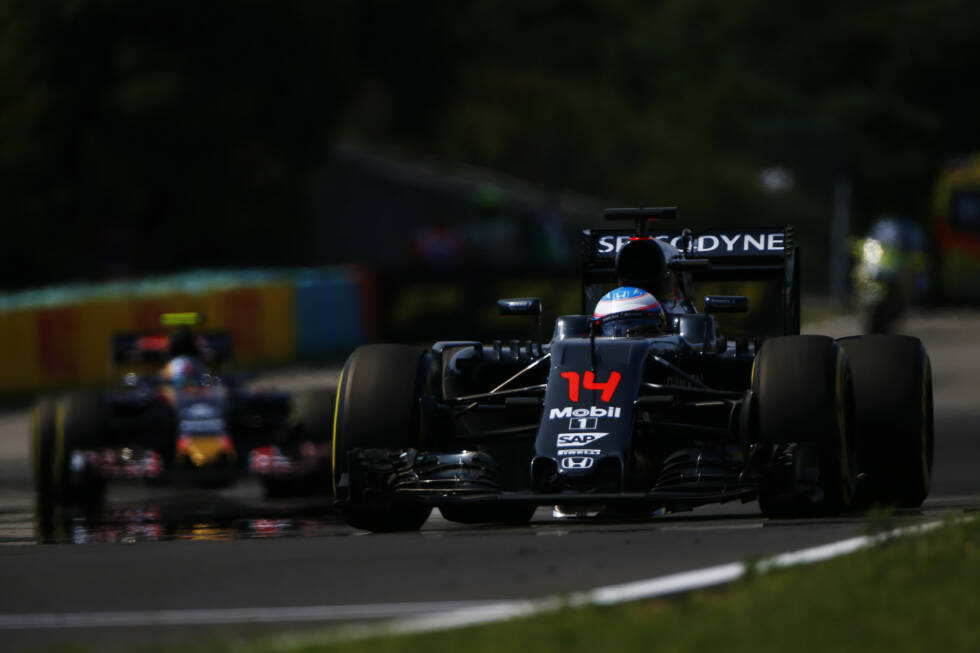Foto zur News: Im Mittelfeld sind die Positionen in Ungarn 2016 starr bezogen. Fernando Alonso, dessen McLaren-Honda erstmals aus eigener Kraft Top-8-fähig ist, gewinnt am Start eine Position gegen Landsmann Carlos Sainz und fährt am Ende als Siebter ins Ziel. Allerdings mit einer Runde Rückstand.