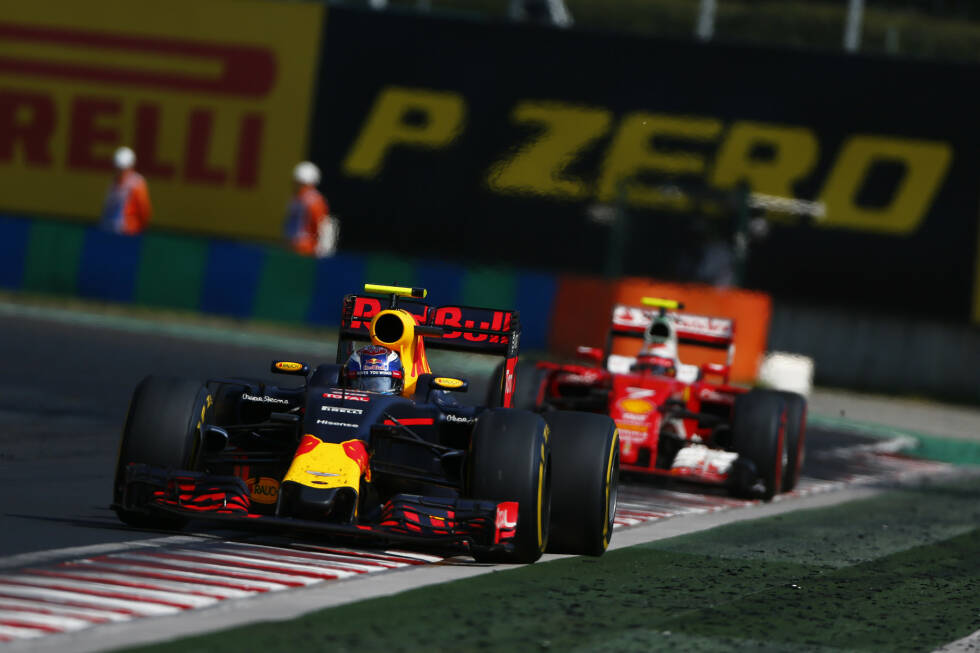 Foto zur News: Das Duell des Rennens: Räikkönen vernichtet nach seinem zweiten Boxenstopp auf Supersoft binnen drei Runden acht Sekunden Rückstand auf Verstappen. Sein Überholversuch in Runde 57 geht schief und kostet Teile des Frontflügels. Räikkönen schimpft: &quot;Es wurde schon für weniger bestraft.&quot; Die FIA sieht das anders, Verstappen wird Fünfter.