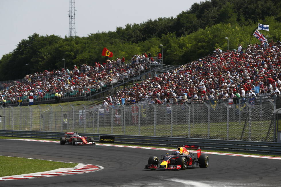 Foto zur News: Eng wird&#039;s im Finish auch noch zwischen Vettel, der &quot;eine Sekunde schneller&quot; fahren kann als Ricciardo, aber trotzdem nicht vorbeikommt. Red Bull gewinnt also beide direkten Duelle gegen Ferrari!