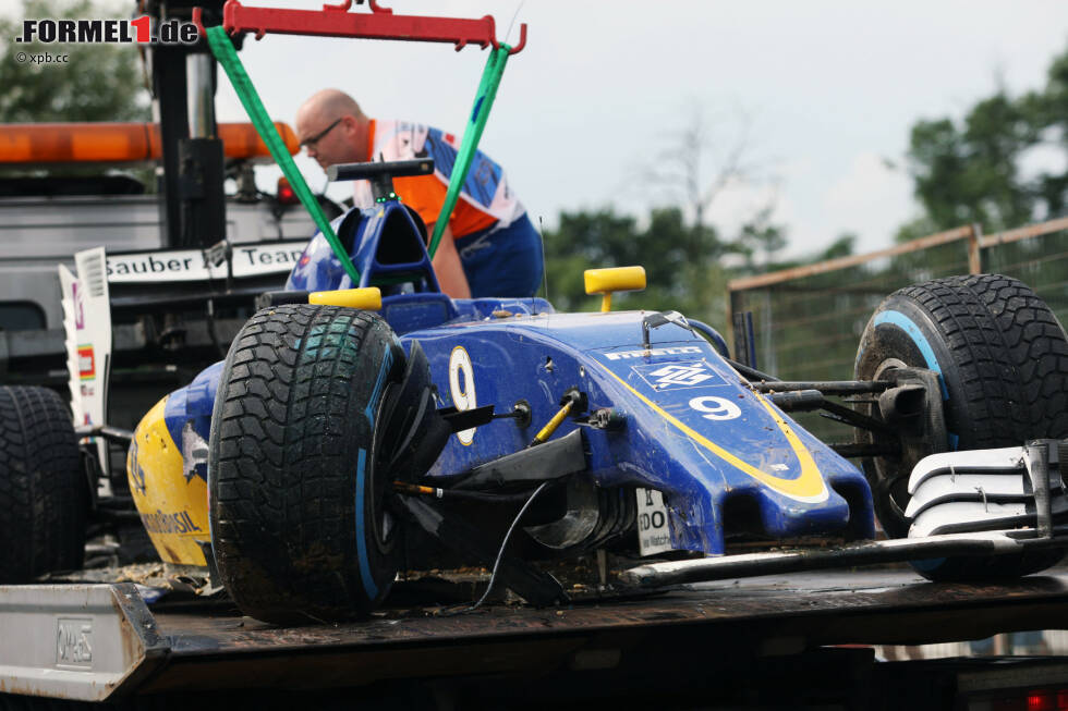Foto zur News: Gleich viermal Rot in Q1: Der Reihe nach crashen Marcus Ericsson (Foto), Felipe Massa und Rio Haryanto, und beim ersten Mal muss einfach wegen der miserablen Sicht im strömenden Regen unterbrochen werden. Über den um 20 Minuten verspäteten Beginn des Qualifyings gibt&#039;s diesmal keine Diskussionen.