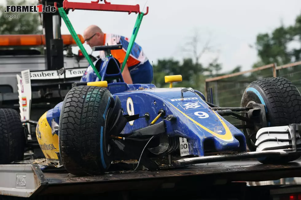 Foto zur News: Gleich viermal Rot in Q1: Der Reihe nach crashen Marcus Ericsson (Foto), Felipe Massa und Rio Haryanto, und beim ersten Mal muss einfach wegen der miserablen Sicht im strömenden Regen unterbrochen werden. Über den um 20 Minuten verspäteten Beginn des Qualifyings gibt&#039;s diesmal keine Diskussionen.