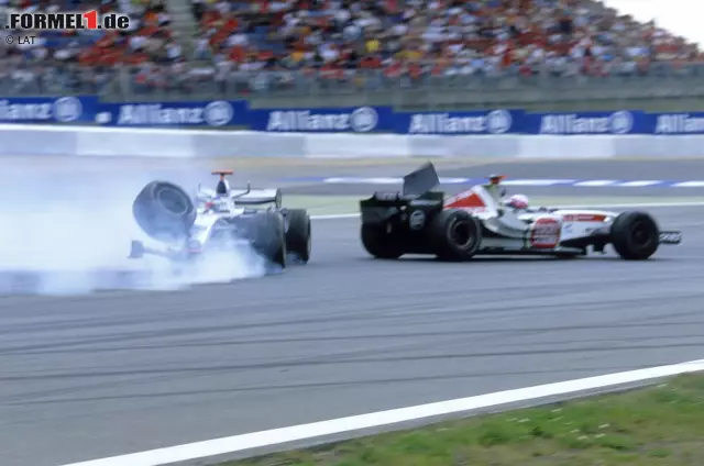 Foto zur News: Europa-Grand-Prix 2005: Wieder Pech für Kimi Räikkönen, wieder profitiert Fernando Alonso. Auf dem Nürburgring geht der Finne als Führender in die letzte Runde, doch beim Anbremsen der ersten Kurve geht an seinem McLaren die Aufhängung zu Bruch. Ein Bremsplatter hat zuvor Vibrationen und eine Zitterpartie ausgelöst.