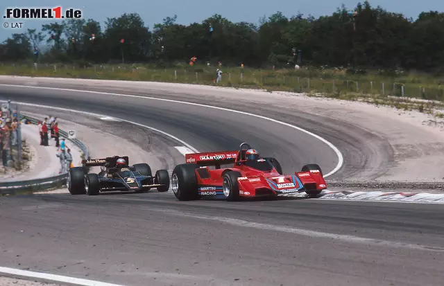 Frankreich-Grand-Prix 1977: John Watson wehrt sich mit Haut und Haaren gegen die Angriffe des Mario Andretti, als ihn sein Alfa-Romeo-Motor im Stich lässt. Ein kurzer Aussetzer reicht, um den Nordiren zurückzuwerfen. Foto zur News: Frankreich-Grand-Prix 1977: John Watson wehrt sich mit Haut und Haaren gegen die Angriffe des Mario Andretti, als ihn sein Alfa-Romeo-Motor im Stich lässt. Ein kurzer Aussetzer reicht, um den Nordiren zurückzuwerfen.