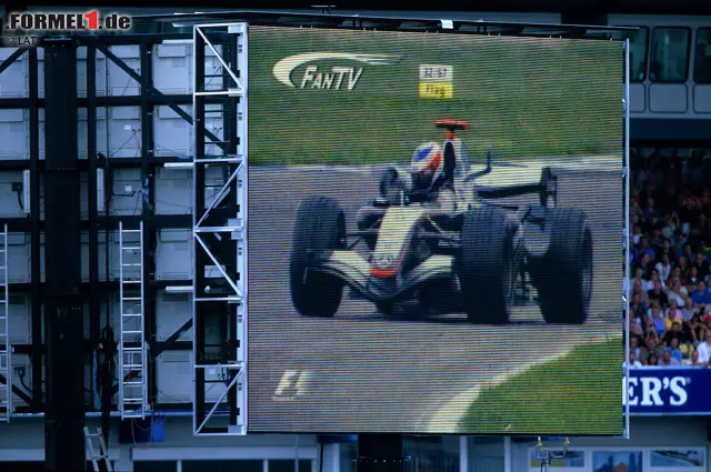 Foto zur News: Deutschland-Grand-Prix 2005: Kimi Räikkönen ist im Qualifying eine halbe Sekunde schneller als die Konkurrenz und macht im Rennen auf dem Hockenheimring in gleicher Facon weiter. Kaum ein Gegner erkennt ihn noch mit dem Fernglas - doch die Hydraulik des McLaren streikt und er muss abstellen.