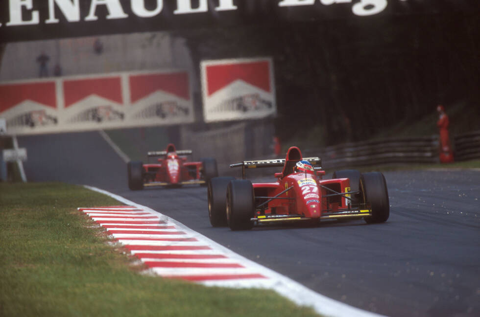 Foto zur News: Italien-Grand-Prix 1995: Ferrari ist mit Berger und Jean Alesi auf dem Weg zum Doppelsieg in Monza, doch beim Heimspiel kommt es zum Drama. Erst fällt vom Auto des Franzosen eine TV-Kamera ab und zerschlägt die Aufhängung des Teamkollegen. Sieben Runde führt Alesi noch - bis ein nicht richtig festgezogenes Rad die Tragödie perfekt macht.