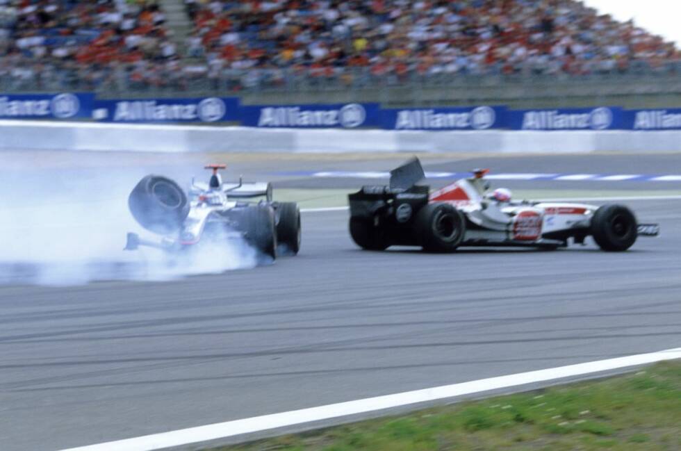 Foto zur News: Europa-Grand-Prix 2005: Wieder Pech für Kimi Räikkönen, wieder profitiert Fernando Alonso. Auf dem Nürburgring geht der Finne als Führender in die letzte Runde, doch beim Anbremsen der ersten Kurve geht an seinem McLaren die Aufhängung zu Bruch. Ein Bremsplatter hat zuvor Vibrationen und eine Zitterpartie ausgelöst.
