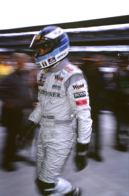 Foto zur News: US-Grand-Prix 2000: Mika Häkkinen fährt acht schnellste Runden binnen zehn Umläufen und scheint den führenden Michael Schumacher im Kampf um den Sieg kurz vor Rennhalbzeit aufzuschnupfen. Als er den Ferrari vor sich sieht, versagt ein Pneumatikventil und der McLaren rollt aus. Später wird klar: ein Produktionsmangel.
