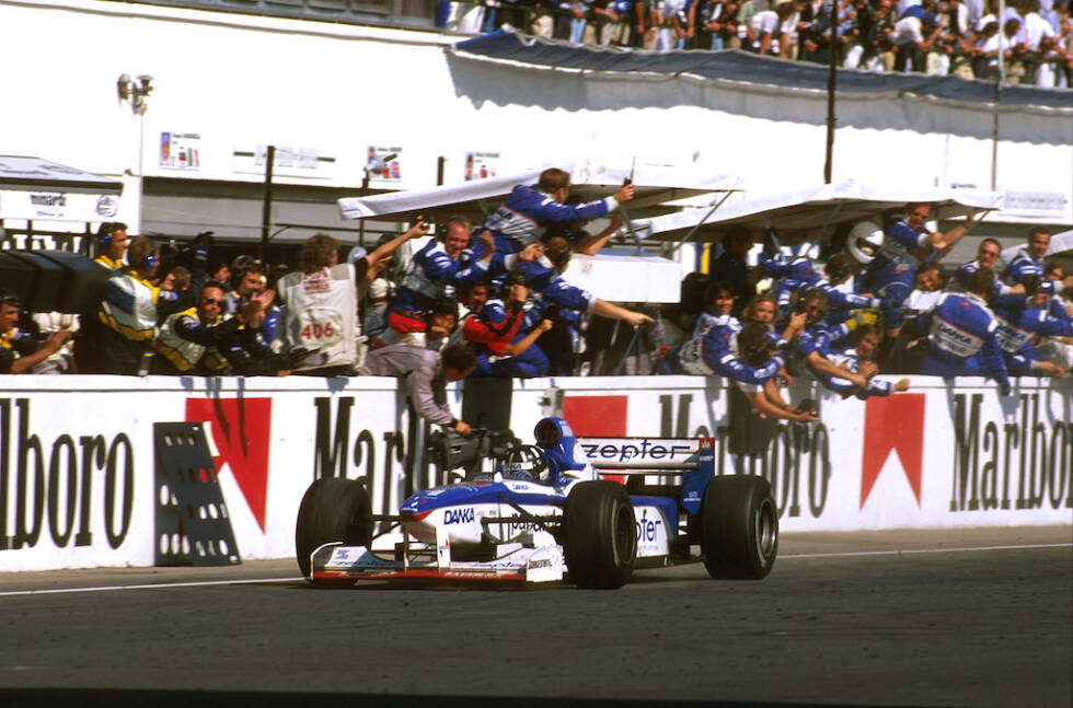 Foto zur News: Ungarn-Grand-Prix 1997: Nach dem Aus bei Williams steht der zu überraschend zu Hinterbänkler Arrows gewechselte Damon Hill vor der Sensation. Er liegt in Front, als in der letzten Runde die Hydraulikpumpe versagt und das Auto im dritten Gang steckenbleibt. Jacques Villeneuve überholt auf dem Grünstreifen, für Hill bleibt Rang zwei.