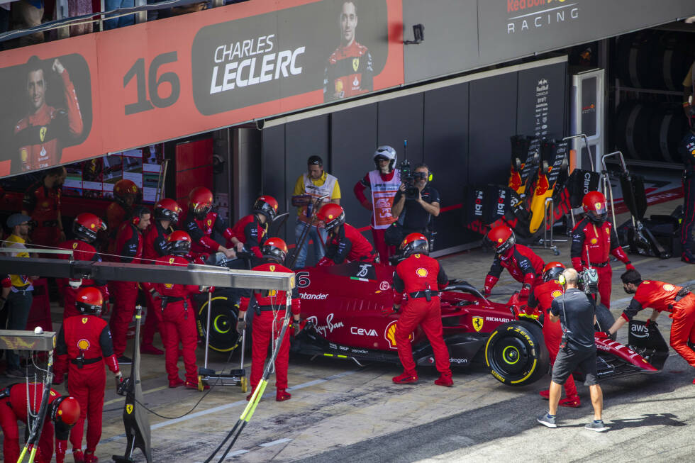 Foto zur News: Spanien-Grand-Prix 2022: Zu Beginn der Saison hat Ferrari das vielleicht beste Paket - aber auch ein unzuverlässiges. In Barcelona fährt Charles Leclerc seinem dritten Sieg im sechsten Saisonrennen entgegen, als der Motor den Geist aufgibt. Er verliert nicht nur die 25 Punkte für den Sieg sondern auch die WM-Führung.