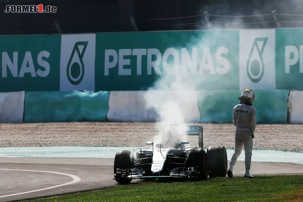 Foto zur News: Dümmer hätte es für Lewis Hamilton kaum laufen können: Souverän in Führung liegend ereilte den Mercedes-Star beim Malaysia-Grand-Prix in Sepang ein Motorschaden. Doch der Brite ist nicht der erste Formel-1-Pilot, dem das Schicksal so übel mitspielt. In unserer Fotostrecke erinnern wir an die dramatischen Beispiele der Geschichte...