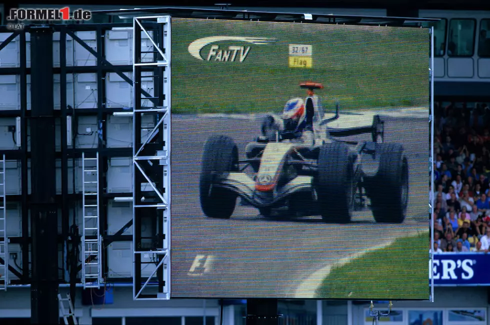 Foto zur News: Deutschland-Grand-Prix 2005: Kimi Räikkönen ist im Qualifying eine halbe Sekunde schneller als die Konkurrenz und macht im Rennen auf dem Hockenheimring in gleicher Facon weiter. Kaum ein Gegner erkennt ihn noch mit dem Fernglas - doch die Hydraulik des McLaren streikt und er muss abstellen.