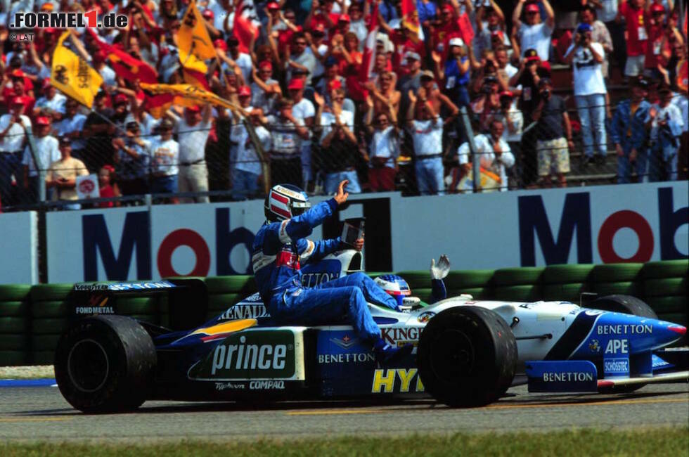 Foto zur News: Deutschland-Grand-Prix 1996: Gerhard Berger ist im Benetton die Saison über nicht vom Glück verfolgt, als in Hockenheim ein kleines Wunder greifbar ist. Der Österreicher führt knapp vor Damon Hill. Es sind noch drei Runden zu fahren, doch sein Renault-Motor verabschiedet sich in einer riesigen Rauchwolke.