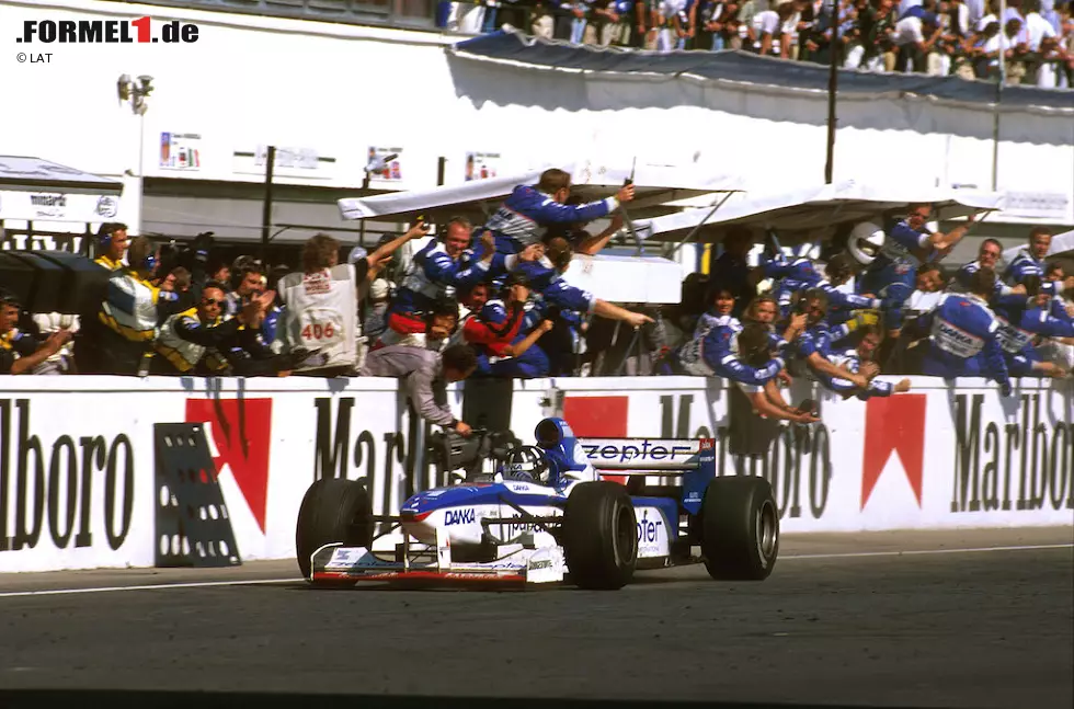 Ungarn-Grand-Prix 1997: Nach dem Aus bei Williams steht der zu überraschend zu Hinterbänkler Arrows gewechselte Damon Hill vor der Sensation. Er liegt in Front, als in der letzten Runde die Hydraulikpumpe versagt und das Auto im dritten Gang steckenbleibt. Jacques Villeneuve überholt auf dem Grünstreifen, für Hill bleibt Rang zwei. Foto zur News: Ungarn-Grand-Prix 1997: Nach dem Aus bei Williams steht der zu überraschend zu Hinterbänkler Arrows gewechselte Damon Hill vor der Sensation. Er liegt in Front, als in der letzten Runde die Hydraulikpumpe versagt und das Auto im dritten Gang steckenbleibt. Jacques Villeneuve überholt auf dem Grünstreifen, für Hill bleibt Rang zwei.