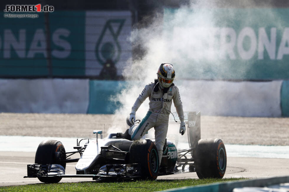 Malaysia-Grand-Prix 2016: Dümmer kann es für Lewis Hamilton kaum laufen. Souverän in Führung liegend ereilt den Mercedes-Star in Sepang ein Motorschaden. Später soll ihn das den WM-Titel im Kampf gegen seinen Teamkollegen Nico Rosberg kosten. Nach dem Finale in Abu Dhabi fehlen im lediglich fünf Punkte ... Malaysia-Grand-Prix 2016: Dümmer kann es für Lewis Hamilton kaum laufen. Souverän in Führung liegend ereilt den Mercedes-Star in Sepang ein Motorschaden. Später soll ihn das den WM-Titel im Kampf gegen seinen Teamkollegen Nico Rosberg kosten. Nach dem Finale in Abu Dhabi fehlen im lediglich fünf Punkte ...