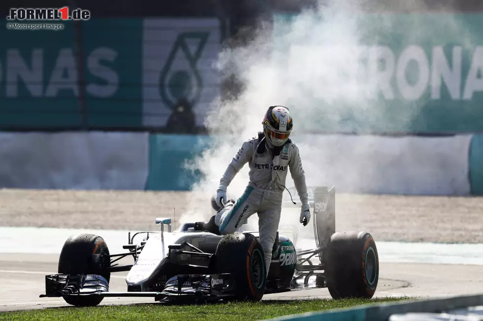 Foto zur News: Malaysia-Grand-Prix 2016: Dümmer kann es für Lewis Hamilton kaum laufen. Souverän in Führung liegend ereilt den Mercedes-Star in Sepang ein Motorschaden. Später soll ihn das den WM-Titel im Kampf gegen seinen Teamkollegen Nico Rosberg kosten. Nach dem Finale in Abu Dhabi fehlen im lediglich fünf Punkte ...