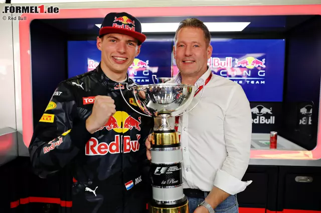 Foto zur News: Max Verstappen ist mit 18 Jahren der jüngste GP-Sieger aller Zeiten! In Spanien düpiert er die Konkurrenz und zeigt, dass es richtig war, Verstappen 2015 mit 17 Jahren ein Formel-1-Cockpit zu geben. Das Alter hat entgegen vieler Aussagen von damals doch keine Rolle gespielt. Wir blicken auf die Aussagen von einst.