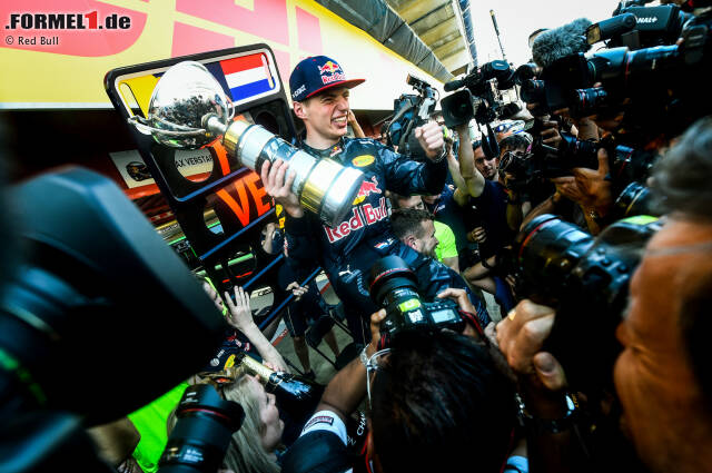 Foto zur News: On top of the world: Vor einem Jahr hatte er noch nicht einmal den Führerschein, jetzt ist Max Verstappen umjubelter Grand-Prix-Sieger. "Er ist das Beste, was der Formel 1 passieren kann", sagt Martin Brundle über den neuen Shootingstar.