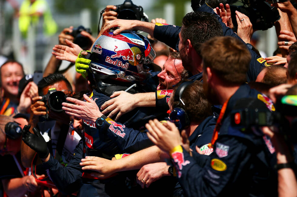 Foto zur News: Die erfolgsverwöhnten Red-Bull-Mechaniker haben endlich wieder Grund zum Feiern, ...