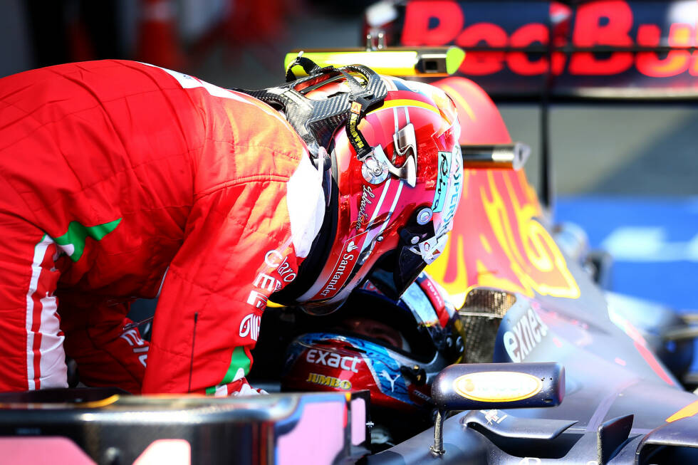 Foto zur News: Alle kommen sie, um zu gratulieren: &quot;Das ist Max&#039; Tag&quot;, nimmt sich Sebastian Vettel, der beim &quot;Wunder von Monza&quot; 2008 in einer ähnlichen Position war, zurück, ...