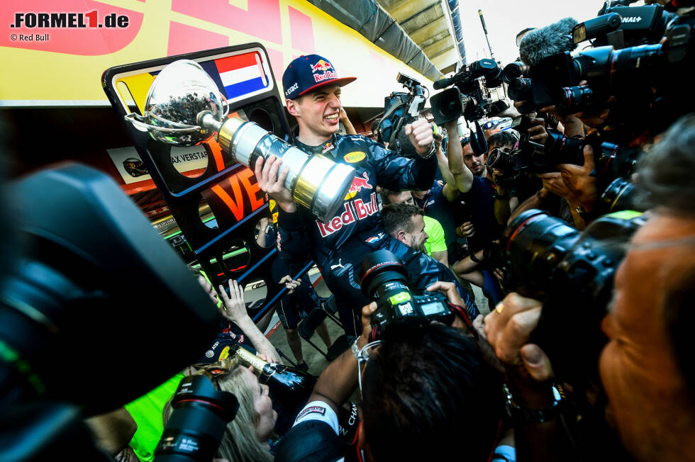 On top of the world: Vor einem Jahr hatte er noch nicht einmal den Führerschein, jetzt ist Max Verstappen umjubelter Grand-Prix-Sieger. "Er ist das Beste, was der Formel 1 passieren kann", sagt Martin Brundle über den neuen Shootingstar. On top of the world: Vor einem Jahr hatte er noch nicht einmal den Führerschein, jetzt ist Max Verstappen umjubelter Grand-Prix-Sieger. "Er ist das Beste, was der Formel 1 passieren kann", sagt Martin Brundle über den neuen Shootingstar.