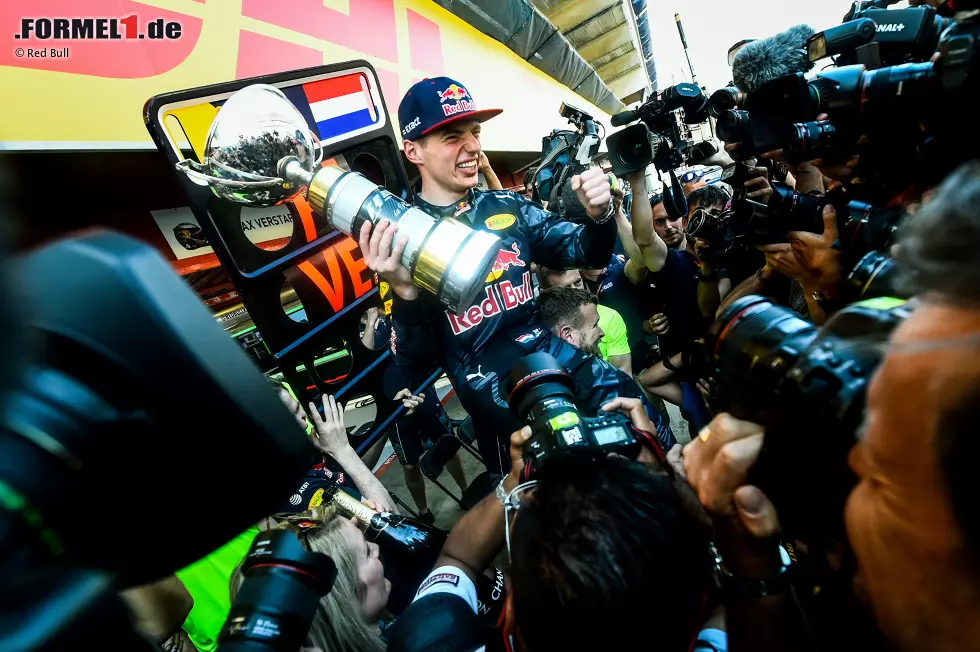 Foto zur News: On top of the world: Vor einem Jahr hatte er noch nicht einmal den Führerschein, jetzt ist Max Verstappen umjubelter Grand-Prix-Sieger. &quot;Er ist das Beste, was der Formel 1 passieren kann&quot;, sagt Martin Brundle über den neuen Shootingstar.