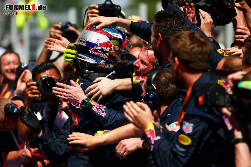 Foto zur News: Die erfolgsverwöhnten Red-Bull-Mechaniker haben endlich wieder Grund zum Feiern, ...
