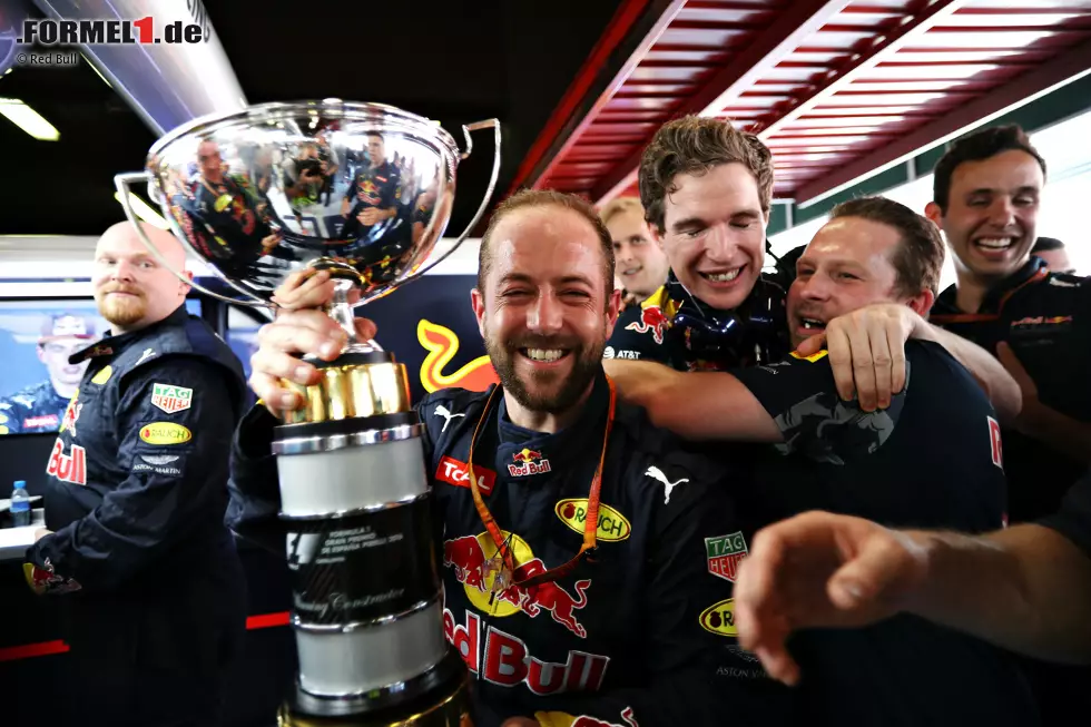 Foto zur News: ... denn erstmals seit Spa-Francorchamps 2014 (auch damals nach einer Mercedes-Kollision) triumphiert einer ihrer Fahrer bei einem Formel-1-Rennen. Beim Pokal gilt das Motto: Jeder darf mal!