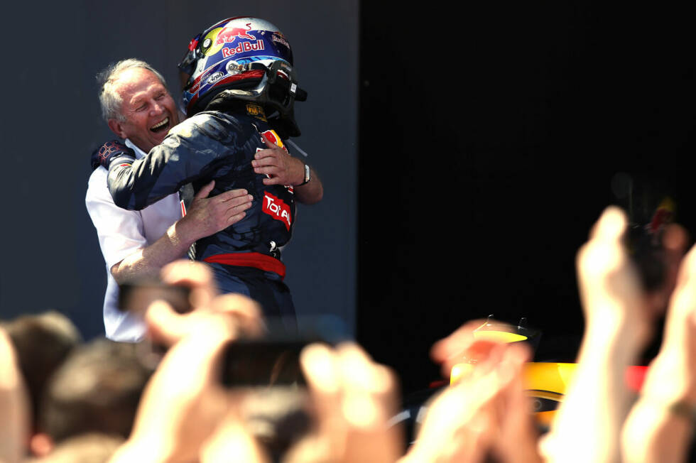 Foto zur News: Verstappen wird in Barcelona von Toro Rosso zu Red Bull befördert und dankt es dem Team mit seinem allerersten Formel-1-Triumph - im ersten Rennen für die Bullen! Damit ist er offiziell auch der jüngste Sieger aller Zeiten (18 Tage, 228 Tage).