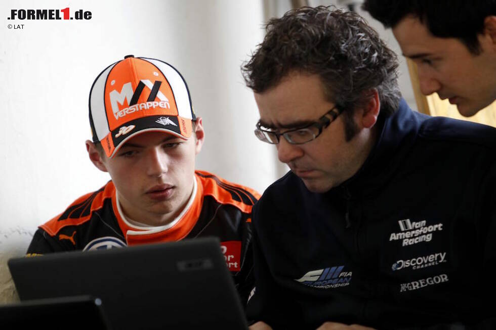 Denn der Niederländer ist schon in aller Munde, als er noch gar nicht in der Formel 1 fährt! Mit vier Jahren beginnt der Sohn von Ex-Formel-1-Pilot Jos Verstappen seine Karriere im Kart, ihm wird schon früh sein großes Talent bescheinigt. 2013 wird er Kart-Weltmeister. Denn der Niederländer ist schon in aller Munde, als er noch gar nicht in der Formel 1 fährt! Mit vier Jahren beginnt der Sohn von Ex-Formel-1-Pilot Jos Verstappen seine Karriere im Kart, ihm wird schon früh sein großes Talent bescheinigt. 2013 wird er Kart-Weltmeister.