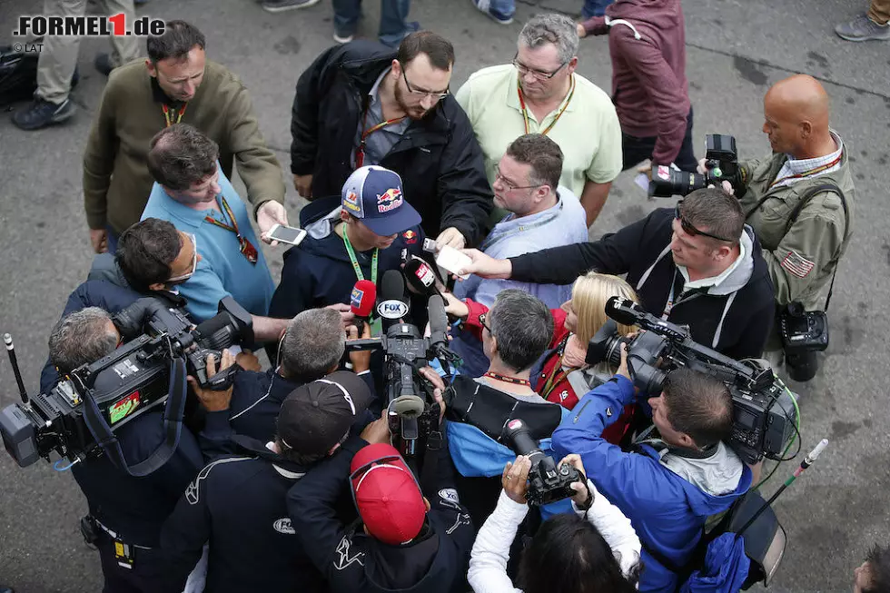 Foto zur News: In Belgien 2014 löst seine Verpflichtung als Stammpilot bei Toro Rosso in der kommenden Saison Entrüstung aus. Verstappen, damals erst 16 Jahre alt, hält weder einen Führerschein, noch ist er volljährig, um seinen Vertrag zu unterschreiben!