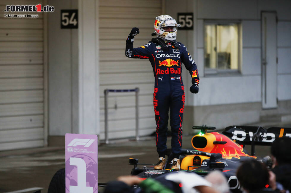 Im Alter von gerade einmal 25 Jahren krönt sich Max Verstappen beim Großen Preis von Japan 2022 zum zweiten Mal zum Formel-1-Weltmeister! Wir schauen in unserer Fotostrecke auf seine Karriere, in der bereits früh absehbar ist, dass hier ein kommender Champion die Bühne betreten hat ... Im Alter von gerade einmal 25 Jahren krönt sich Max Verstappen beim Großen Preis von Japan 2022 zum zweiten Mal zum Formel-1-Weltmeister! Wir schauen in unserer Fotostrecke auf seine Karriere, in der bereits früh absehbar ist, dass hier ein kommender Champion die Bühne betreten hat ...