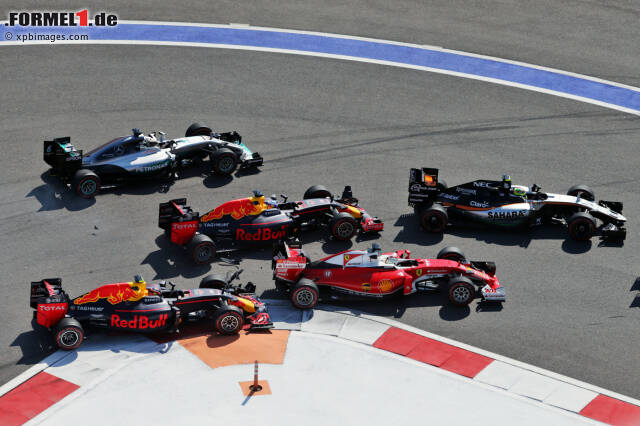 Foto zur News: Beim Russen ging der Frontflügel zu Bruch. Vettel kam zunächst scheinbar ungeschoren davon...