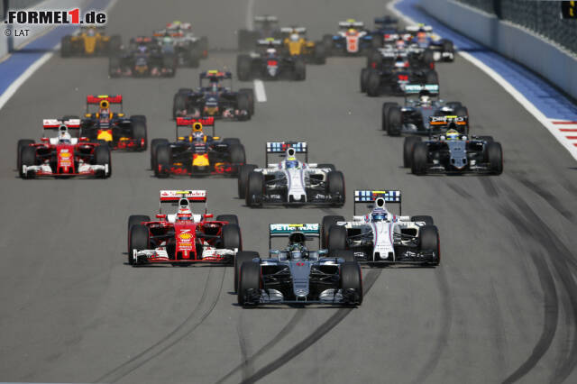 Foto zur News: Sebastian Vettel versus Daniil Kwjat, die Zweite: Als am Start zum Russland-Grand-Prix in Sotschi beide Piloten aus Reihe vier losfuhren, war der wegen eines Getriebewechsels rückversetzte Deutsche (hier in Fahrtrichtung ganz rechts im zweiten Ferrari) zunächst klar vorne.