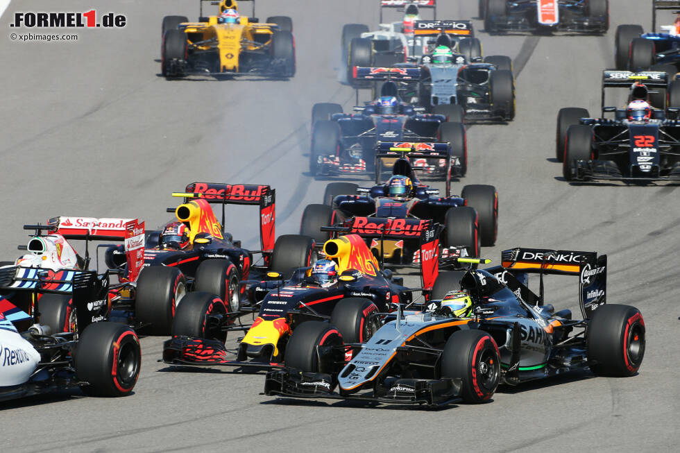 Foto zur News: Kwjat hatte den Bremspunkt in der ersten Kurve verpasst und traf den roten Renner hinten rechts. Vettel war nur noch Passagier und rauschte seitlich in Ricciardo rein.