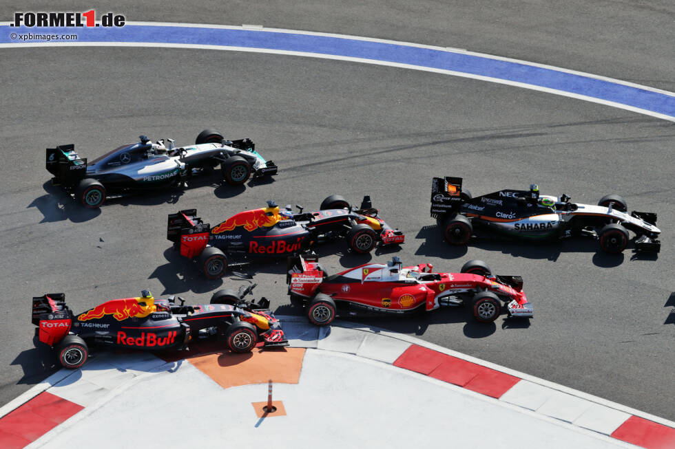 Foto zur News: Beim Russen ging der Frontflügel zu Bruch. Vettel kam zunächst scheinbar ungeschoren davon...