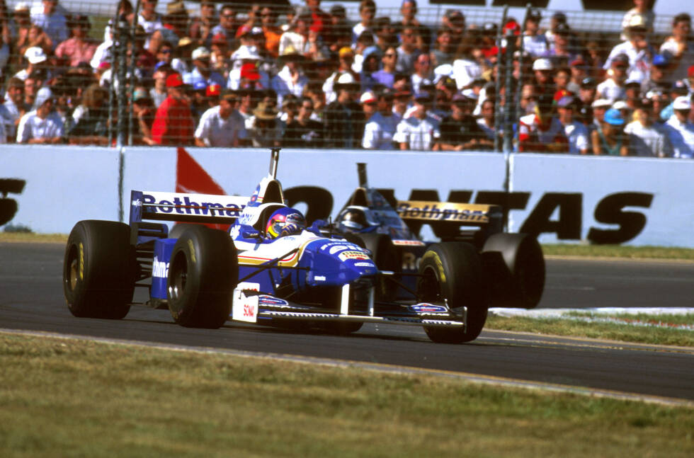 Foto zur News: Villeneuve schrieb bei seinem ersten Rennen gleich in vier Statistiken an. Neben seinem ersten Start gelang ihm die erste von 13 Pole-Positions, er fuhr die erste von neun schnellsten Rennrunden und er sicherte sich als Zweiter den ersten von 23 Podestplätzen in seiner Karriere. Sieger 1996: Damon Hill.