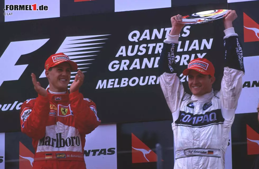 Foto zur News: Der erfolgreichste Fahrer ist Michael Schumacher, der bei 19 Starts viermal gewonnen hat. Zwischen 2000 (mit Bruder Ralf auf dem Podium) und 2002 gelang ihm ein lupenreiner Melbourne-Hattrick. 2004 gewann er noch einmal, erneut auf Ferrari.