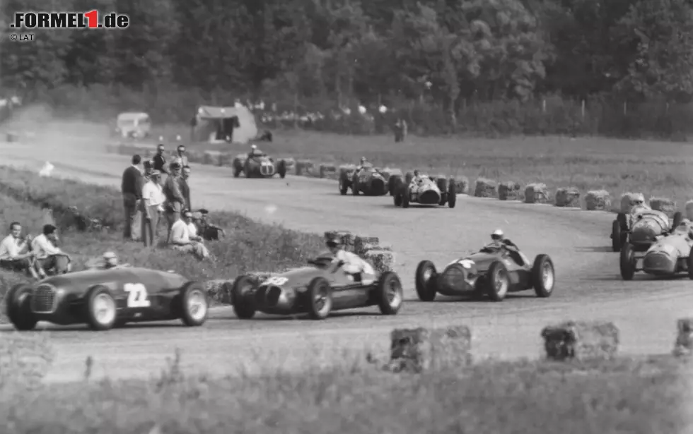 ...im Formel-1-Gründungsjahr 1950 in die Grands Prix von Frankreich und Italien (Foto) - und zwar genau acht Piloten. Der prominenteste Vertreter war damals Maurice Trintignant. In beiden Fällen schaffte es aber kein Franzose auf das Podest. Apropos elf-Rennfahrerschule: Eine wahre Invasion der Italiener... Foto zur News: ...im Formel-1-Gründungsjahr 1950 in die Grands Prix von Frankreich und Italien (Foto) - und zwar genau acht Piloten. Der prominenteste Vertreter war damals Maurice Trintignant. In beiden Fällen schaffte es aber kein Franzose auf das Podest. Apropos elf-Rennfahrerschule: Eine wahre Invasion der Italiener...