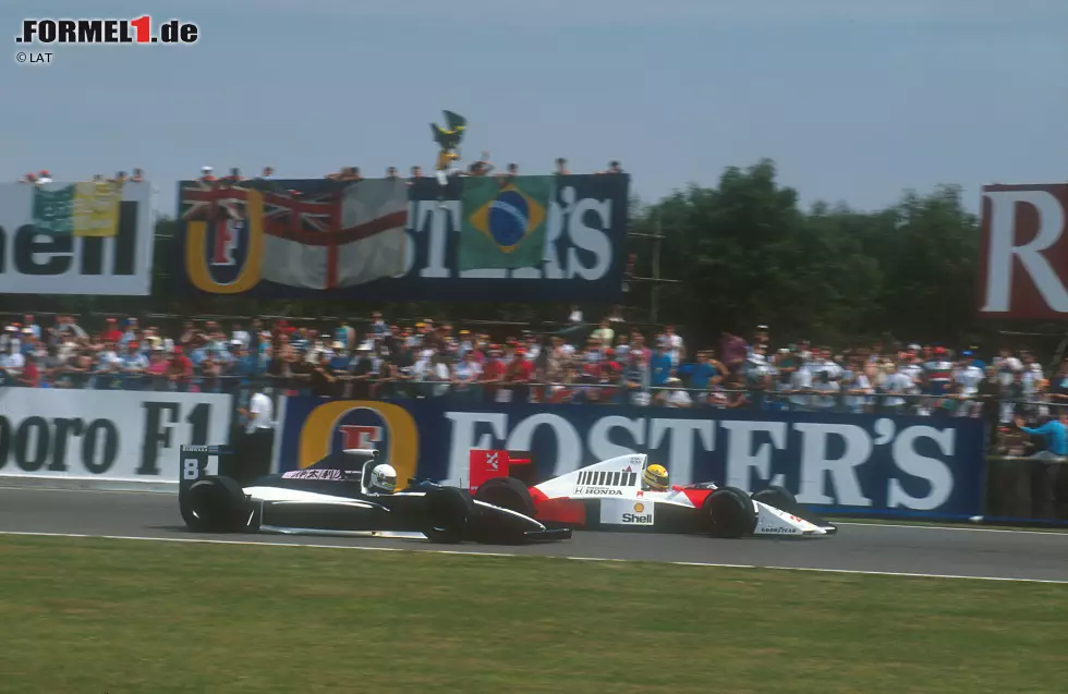 ...war Masse statt Klasse angesagt: Fast alle Italiener fuhren in dieser Ära im Mittelfeld herum, wie hier Brabham-Pilot Stefano Modena, der beim italienischen Rekordrennen in Silverstone von Ayrton Senna überrundet wird. Foto zur News: ...war Masse statt Klasse angesagt: Fast alle Italiener fuhren in dieser Ära im Mittelfeld herum, wie hier Brabham-Pilot Stefano Modena, der beim italienischen Rekordrennen in Silverstone von Ayrton Senna überrundet wird.