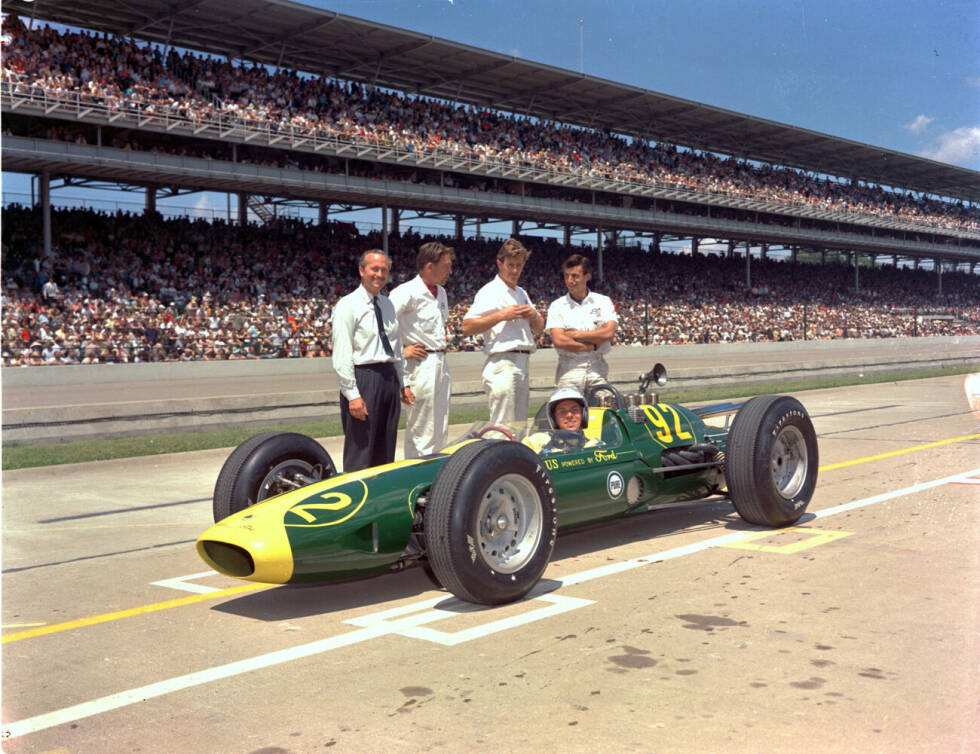 Foto zur News: Jim Clark (zweimaliger Formel-1-Weltmeister): 1963 tritt Clark mit Lotus und Colin Chapman zum ersten Mal in Indianapolis an und wird auf Anhieb Zweiter und Rookie des Jahres. Die Europäer sind in den USA Anfang der Sechzigerjahre mit ihren (neuen) kleinen Autos mit Heckantrieb nicht sonderlich beliebt. Aber ...