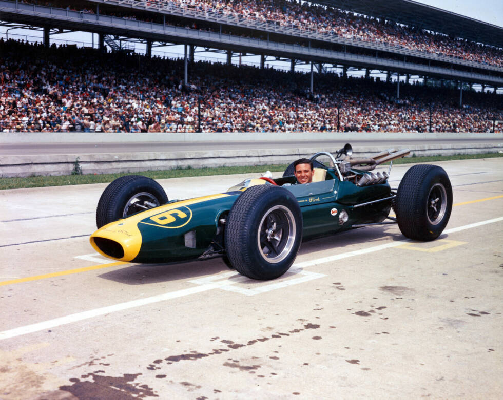 Foto zur News: ... das Leichtbaukonzept von Lotus und der starke Ford-Motor weisen den Weg in die Zukunft. 1964 erobert Clark die Pole in Indy, fällt aber früh durch Reifen- und Aufhängungsschaden aus. Mit Clark und Brabham sind damals nur zwei Nicht-US-Amerikaner im Starterfeld.