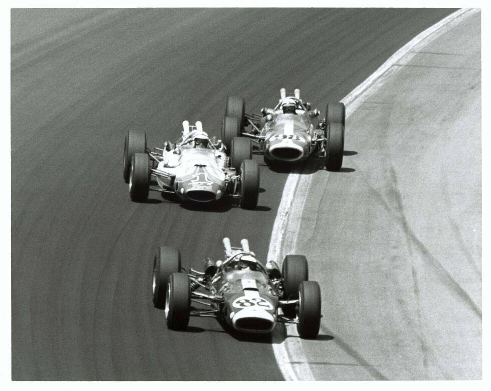 Foto zur News: 1965 schlägt die große Stunde für Clark und Lotus. Von Startplatz zwei führt der Schotte 190 Runden an und wird damit der erste nichtamerikanische Indy-500-Sieger seit dem Briten Dario Resta im Jahr 1916. Clark fährt noch zwei weitere Male in Indy: 1966 und 1967.