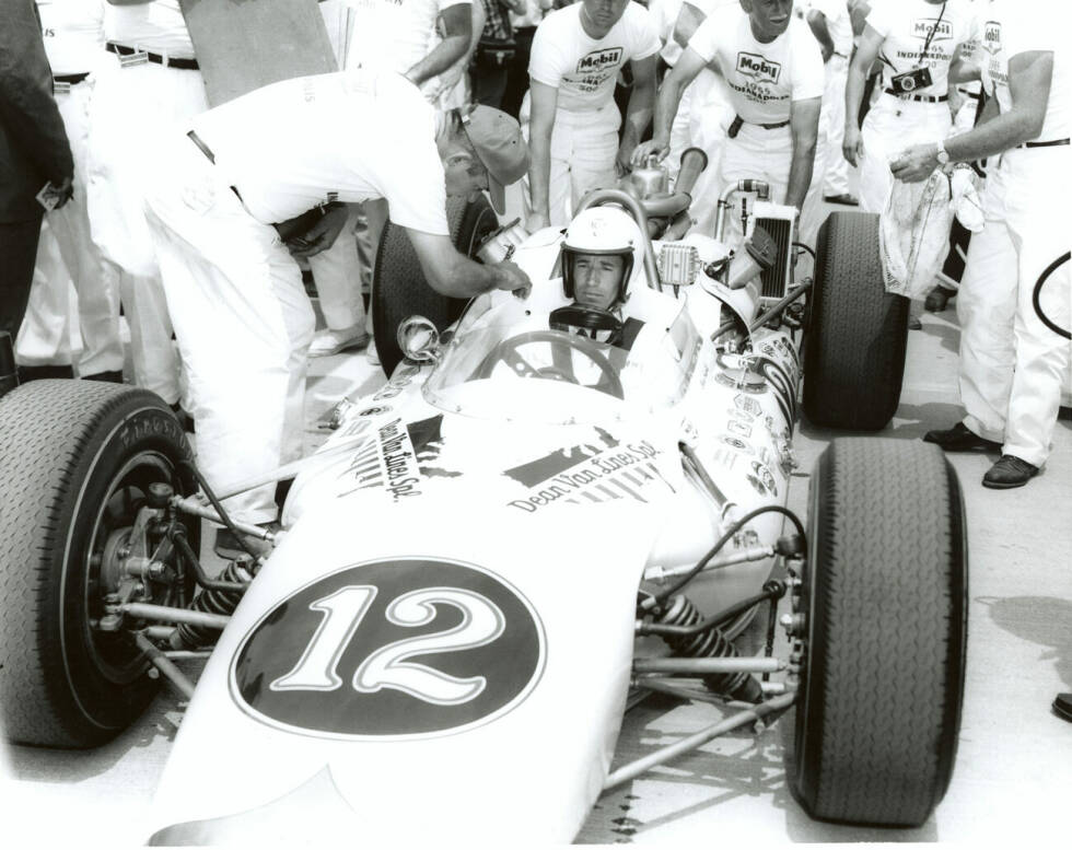 Foto zur News: Mario Andretti (Formel-1-Weltmeister 1978): Schon 1965 debütiert Andretti in Indianapolis. Er wird in seiner langen Karriere 29 Mal am Start stehen. 1966 und 1967 erobert Andretti die Pole, doch im Rennen hat er jeweils Pech.
