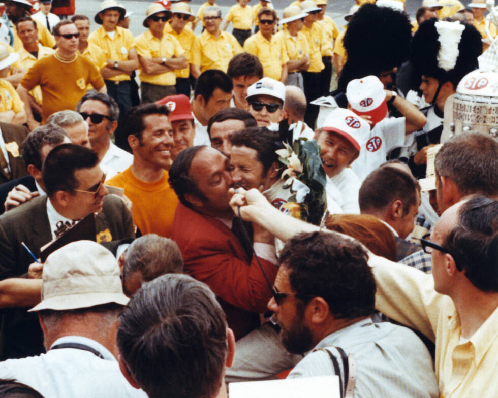 Foto zur News: 1969 gilt Andretti als Favorit, doch bei einem Unfall im Training zieht er sich Verbrennungen im Gesicht zu. Trotzdem fährt er ein reibungsloses Rennen und holt sich seinen ersten und einzigen Indianapolis-Sieg. Dann beginnt der &quot;Fluch der Andretti-Familie&quot;.