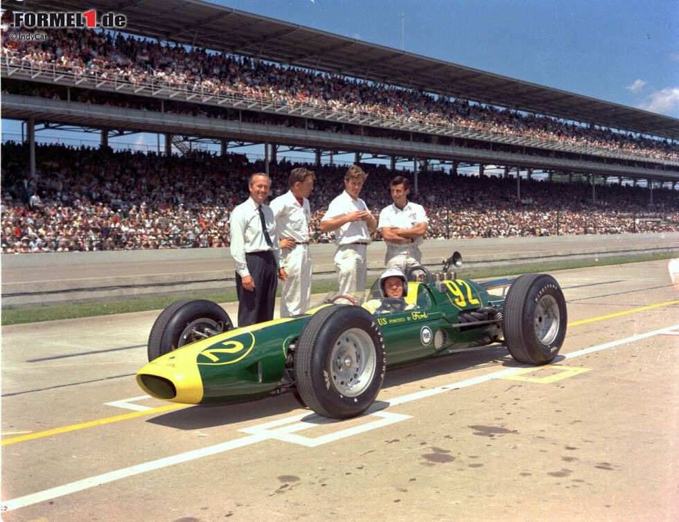 Foto zur News: Jim Clark (zweimaliger Formel-1-Weltmeister): 1963 tritt Clark mit Lotus und Colin Chapman zum ersten Mal in Indianapolis an und wird auf Anhieb Zweiter und Rookie des Jahres. Die Europäer sind in den USA Anfang der Sechzigerjahre mit ihren (neuen) kleinen Autos mit Heckantrieb nicht sonderlich beliebt. Aber ...